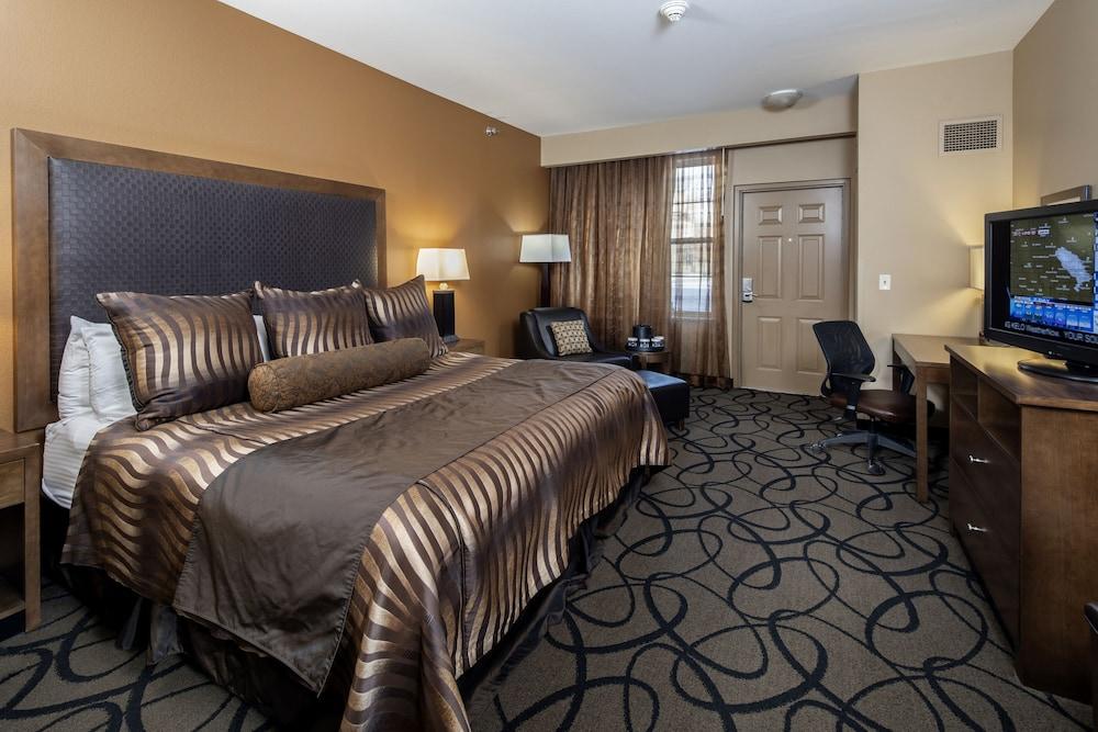 Clubhouse Hotel And Suites Pierre Exterior photo
