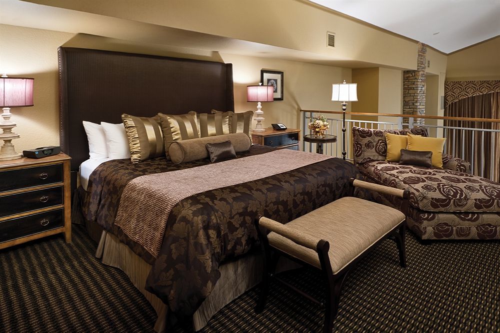 Clubhouse Hotel And Suites Pierre Exterior photo